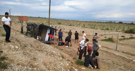 Kırgızistan’ın Isık Göl yolunda yolcu minibüsü devrildi: 17 yaralı