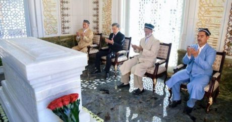 Özbekistan Cumhurbaşkanı selefinin mezarını ziyaret etti