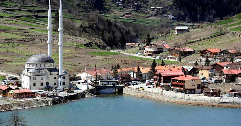 Trabzon’da ‘Kürdistan’ yazılı atkı ile fotoğraf çektiren 9 kişi sınır dışı edildi