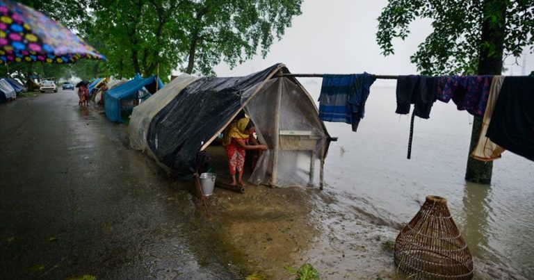 Hindistan şiddetli yağışların etkisi altında : 15 kişi yaşamını yitirdi