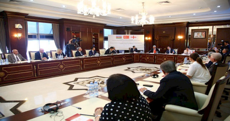 Bakü’de, Türkiye, Azerbaycan ve Gürcistan parlamentolarının Dış İlişkiler Komisyonları arasında üçlü toplantı gerçekleştirildi