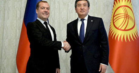 Kırgızistan Cumhurbaşkanı Ceenbekov, Rusya Başbakanı Medvedev ile görüştü
