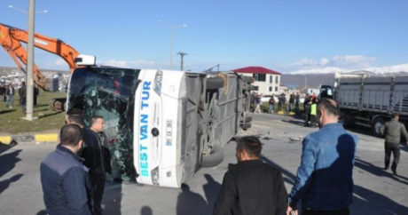 Nevşehir’de azerbaycanlıların otobüsu devrildi: 14 yaralı