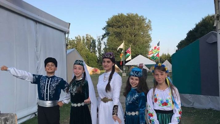 Kırım tatar çocuklar Fransa’daki çocuk kampında kültürlerini tanıtıyor