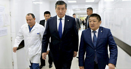 Kırgızistan Cumhurbaşkanı Ceenbekov, Kırgız-Tacik sınırındaki saldırıda yaralananları ziyaret etti