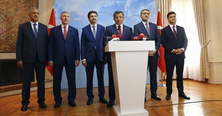 Türkiye`nin eski başbakanı Ahmet Davutoğlu AK Parti`den istifa etti