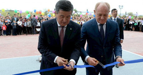 Kırgızistan Cumhurbaşkanı Ceenbekov Gazprom okulunun açılışına katıldı