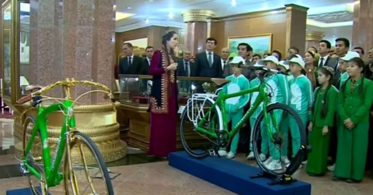 Türkmenbaşı, iki bisikletini müzeye hediye etti