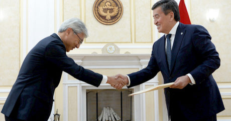 Kırgızistan Cumhurbaşkanı Ceenbekov 6 ülkenin büyükelçilerinin güven mektubunu teslim oldu