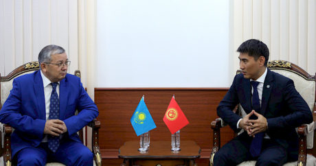 Kırgızistan Dışişleri Bakanı Ayderbekov Kazakistan Dışişleri bakan yardımcısı ile Bişkek`te görüştü