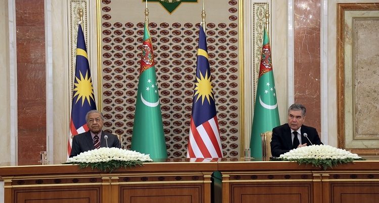 Türkmenbaşı`yla Malazya Başbakanı Aşkabat`ta bir araya geldi