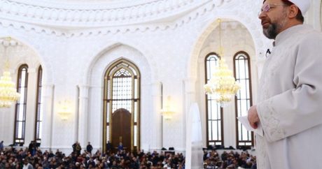Türkiye Diyanet İşleri Başkanı Erbaş, Bakü`de cuma namazı kıldırdı