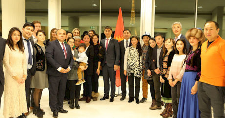 Kırgızistan`ın Dışişleri Bakanı Ayderbekov, Fransa’daki Kırgızlar ile görüştü