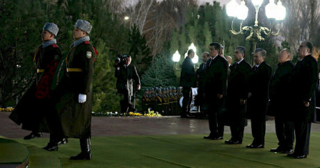 Orta Asya Devlet başkanları, Özbekistan`ın ilk Cumhurbaşkanı Kerimov`un mezarını ziyaret etti