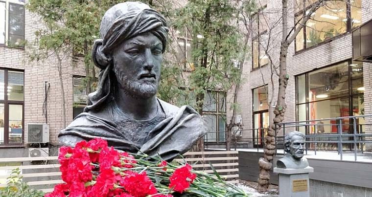 Moskova`da İmadeddin Nesimi anıtı kuruldu