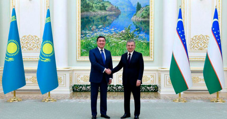 Özbekistan Cumhurbaşkanı Mirziyoyev, Kazakistan Başbakanı Mamin`le Taşkent`te bir araya geldi