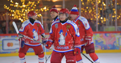 Putin, Kızıl Meydan’da hokey oynadı