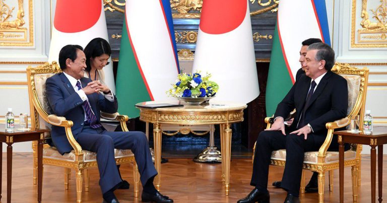 Özbekistan Cumhurbaşkanı Mirziyoyev, Japonya Maliye Bakanı ile bir araya geldi