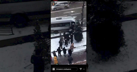Bişkek`te minibüs ağaca çarptı – 3 kişi yaralandı