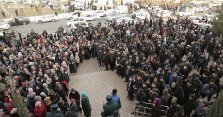 Özbekistan`da insanlar Kuran almak için kuyruğa girdiler