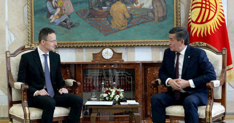 Kırgız lider Ceenbekov, Macaristan Dışişleri Bakanı Szijjarto ile görüştü