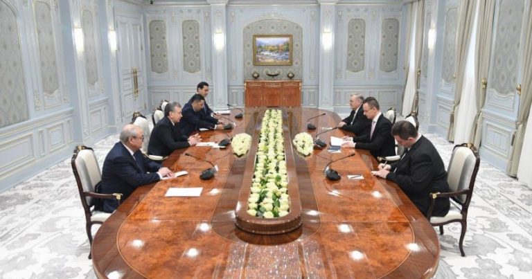 Cumhurbaşkanı Mirziyoyev, Macaristan Dışişleri Bakanı Szijjarto ile görüştü