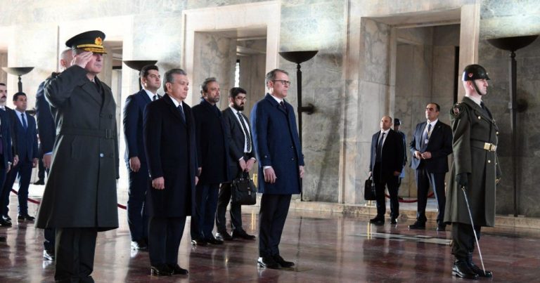 Cumhurbaşkanı Mirziyoyev Anıtkabir`i ziyaret etti