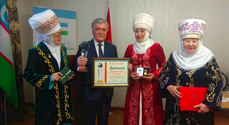 Özbekistan Cumhurbaşkanı Mirziyoyev`e “Yılın Adamı” ödülü takdim edildi
