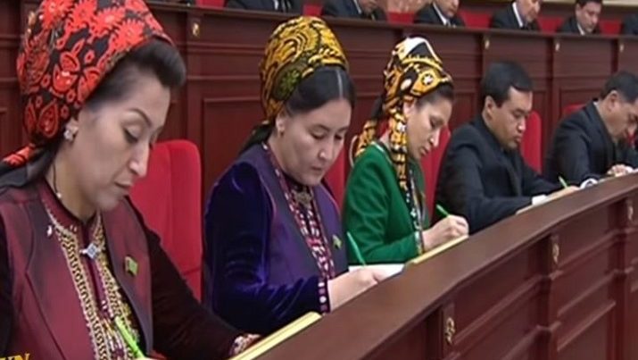 Türkmenistan`da öğretmenlere yeşil kalem ve defter kullanma zorunluluğu getirildi