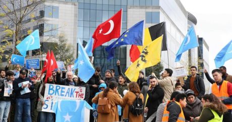 Belçika`da Uygur Türkleri, Çin’i protesto etti