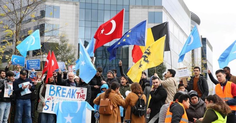 Belçika`da Uygur Türkleri, Çin’i protesto etti