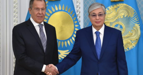 Cumhurbaşkanı Tokayev Sergey Lavrov`a Barış nişanı verdi
