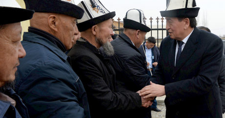 Cumhurbaşkanı Ceenbekov, bölgeleri ziyaret etmeye devam ediyor