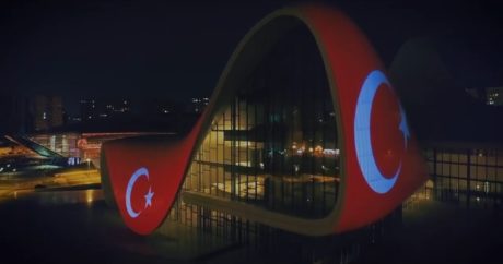 Azerbaycan’dan Türkiye’ye anlamlı destek: Haydar Aliyev Merkezi ay yıldızlı bayrağa büründü – VİDEO