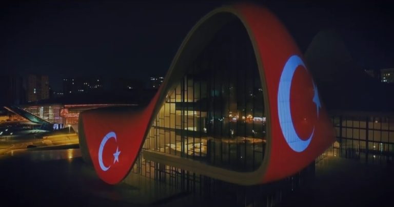 Azerbaycan’dan Türkiye’ye anlamlı destek: Haydar Aliyev Merkezi ay yıldızlı bayrağa büründü – VİDEO