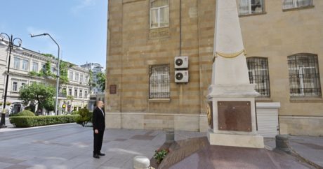 Cumhurbaşkanı Aliyev, Cumhuriyet Anıtı`nı ziyaret etti