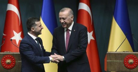 Ukrayna Devlet Başkanı Zelenskiy, Cumhurbaşkanı Erdoğan ve eşine ‘Vşivanka’ hediye etti