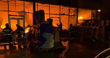 Azerbaycan’da ticaret merkezinde yangın çıktı