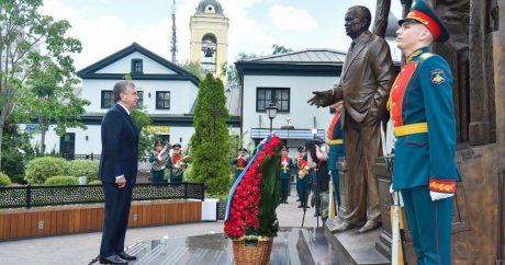 Cumhurbaşkanı Mirziyoyev, Moskova`da İslam Kerimov`un heykelini ziyaret etti