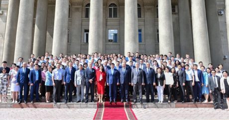 Bu fotoğraf Kırgız Başbakana pahalıya patladı!