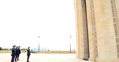 Azerbaycan Savunma Bakanı Hasanov, Şehitler Hiyabanı`nı ziyaret etti