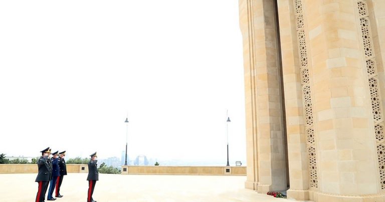 Azerbaycan Savunma Bakanı Hasanov, Şehitler Hiyabanı`nı ziyaret etti