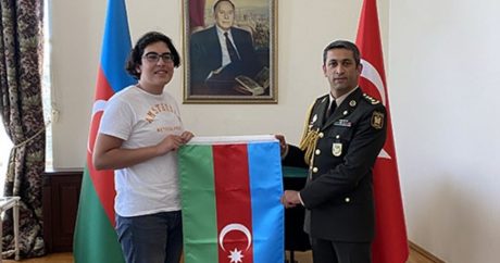 Türkiyeli gence Azerbaycan bayrağı hediye edildi