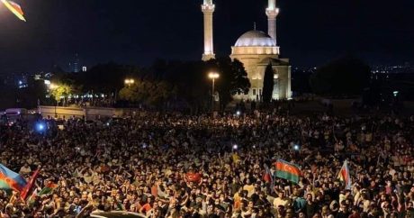 Azerbaycanlılar geceyi Meclisin önünde geçirdi