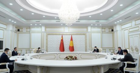 Kırgızistan Cumhurbaşkanı Ceenbekov, Çin Dışişleri Bakanı Wang Yi ile bir araya geldi