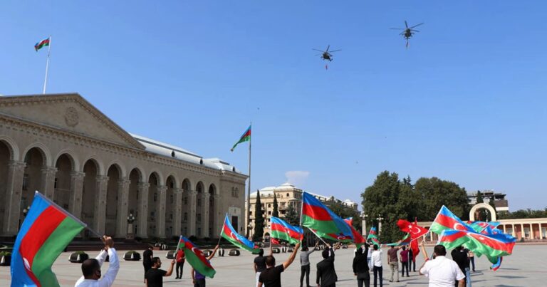Azerbaycan ve Türkiye savaş uçakları Gence üzerinde
