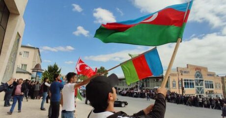 Azerbaycanlı gönüllü gençler, cephe hattına doğru yola çıktı