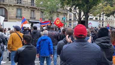 Paris’te terör örgütü PKK yandaşları ve Ermeniler birlikte gösteri düzenledi