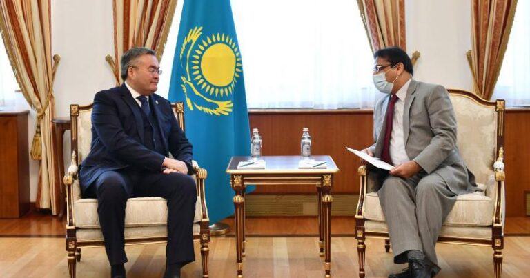 Kazakitan Dışişleri Bakanı Tleuberdi, Pakistan`ın Nur-Sultan Büyükelçisi ile görüştü