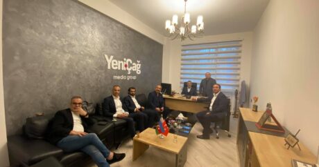 Türkiyeli gazeteciler Yeni Çağ ofisini ziyaret ettiler